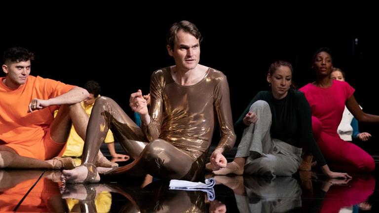 Der Schauspieler Fabian Hinrichs mit Tänzerinnen und Tänzern der Palast-Compagnie Der Schauspieler Fabian Hinrichs mit Tänzerinnen und Tänzern der Palast-Compagnie
