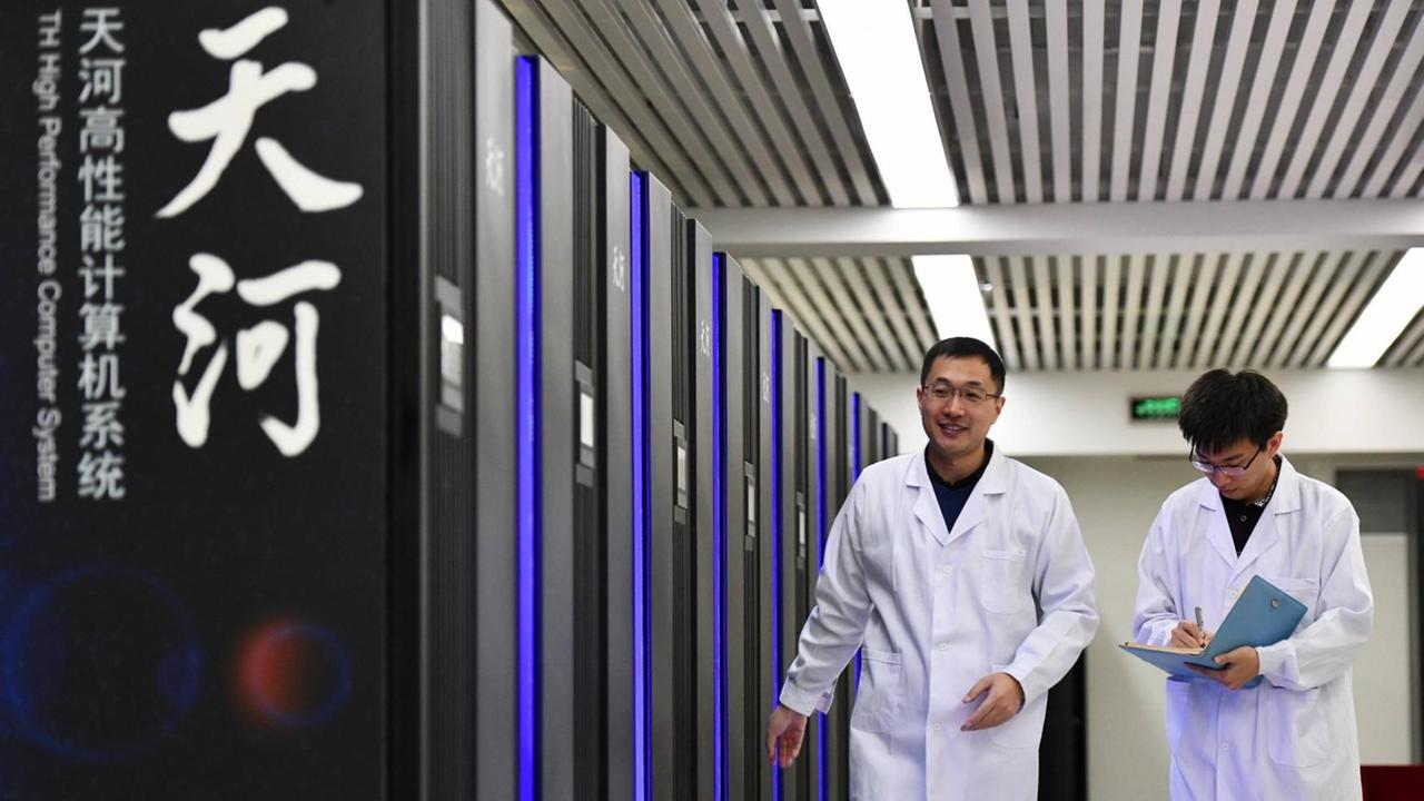 Chinesische Wissenschaftler vor dem Prototypen des Supercomputers Tanhe-3 im Nationalen Supercomputer-Zentrum in Tianjin im Norden Chinas