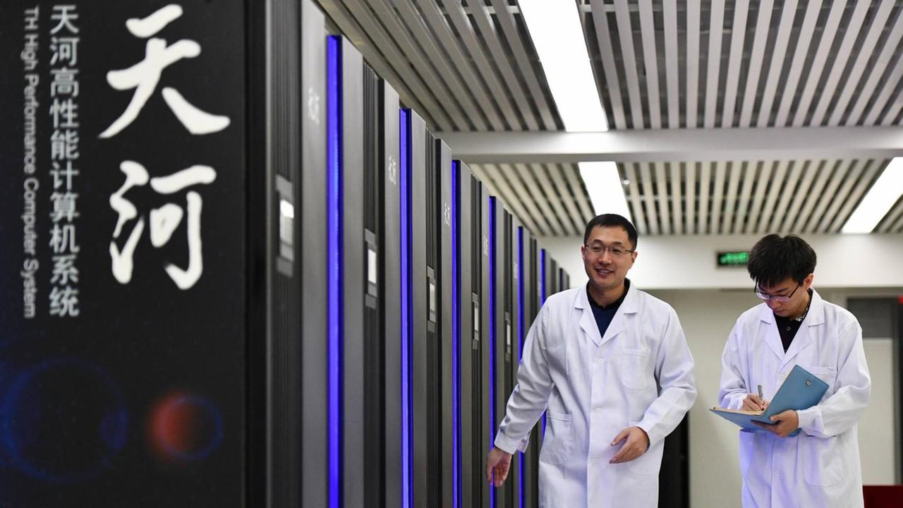 Chinesische Wissenschaftler vor dem Prototypen des Supercomputers Tanhe-3 im Nationalen Supercomputer-Zentrum in Tianjin im Norden Chinas Chinesische Wissenschaftler vor dem Prototypen des Supercomputers Tanhe-3 im Nationalen Supercomputer-Zentrum in Tianjin im Norden Chinas
