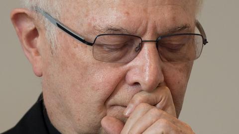Erzbischof Robert Zollitsch mit nachdenklich geschlossenen Augen