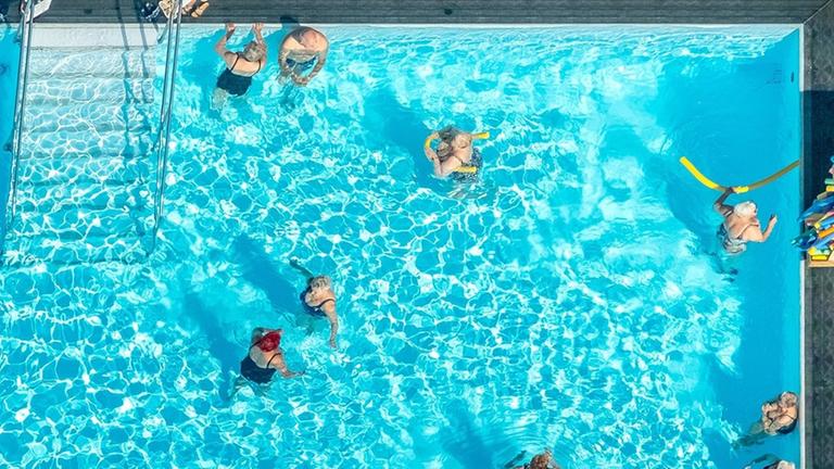 Ein Yuppie stirbt in der Absauganlage des Schwimmbades Ein Yuppie stirbt in der Absauganlage des Schwimmbades
