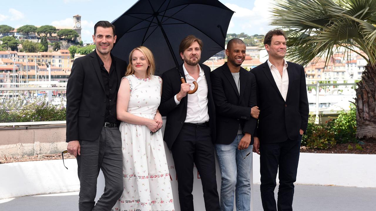 Die Schauspieler Claes Bang, Elisabeth Moss, Regisseur Ruben Ostlund, die Schauspieler Christopher Laeso und Dominic West während eines Pressetermins für "The Square" in Cannes.
