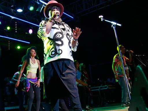 Der kongolesische Popstar Papa Wemba bei einem Konzert auf dem Femua Music Festival in Abidjan. Während des Auftritts kollabierte der Sänger und verstarb kurz darauf.