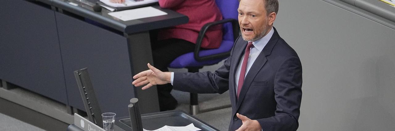 Christian Lindner, Fraktionsvorsitzender und Parteivorsitzender der FDP, spricht vor Bundeskanzlerin Angela Merkel (CDU) bei der Sitzung des Bundestags. Christian Lindner, Fraktionsvorsitzender und Parteivorsitzender der FDP, spricht vor Bundeskanzlerin Angela Merkel (CDU) bei der Sitzung des Bundestags.