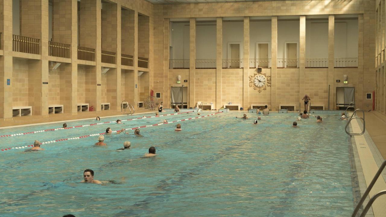 Blick auf das belebte Becken im Stadtbad Chemnitz, erbaut in den 30er Jahren galt es damals als das modernste und auch schönste Europas. Blick auf das belebte Becken im Stadtbad Chemnitz, erbaut in den 30er Jahren galt es damals als das modernste und auch schönste Europas.