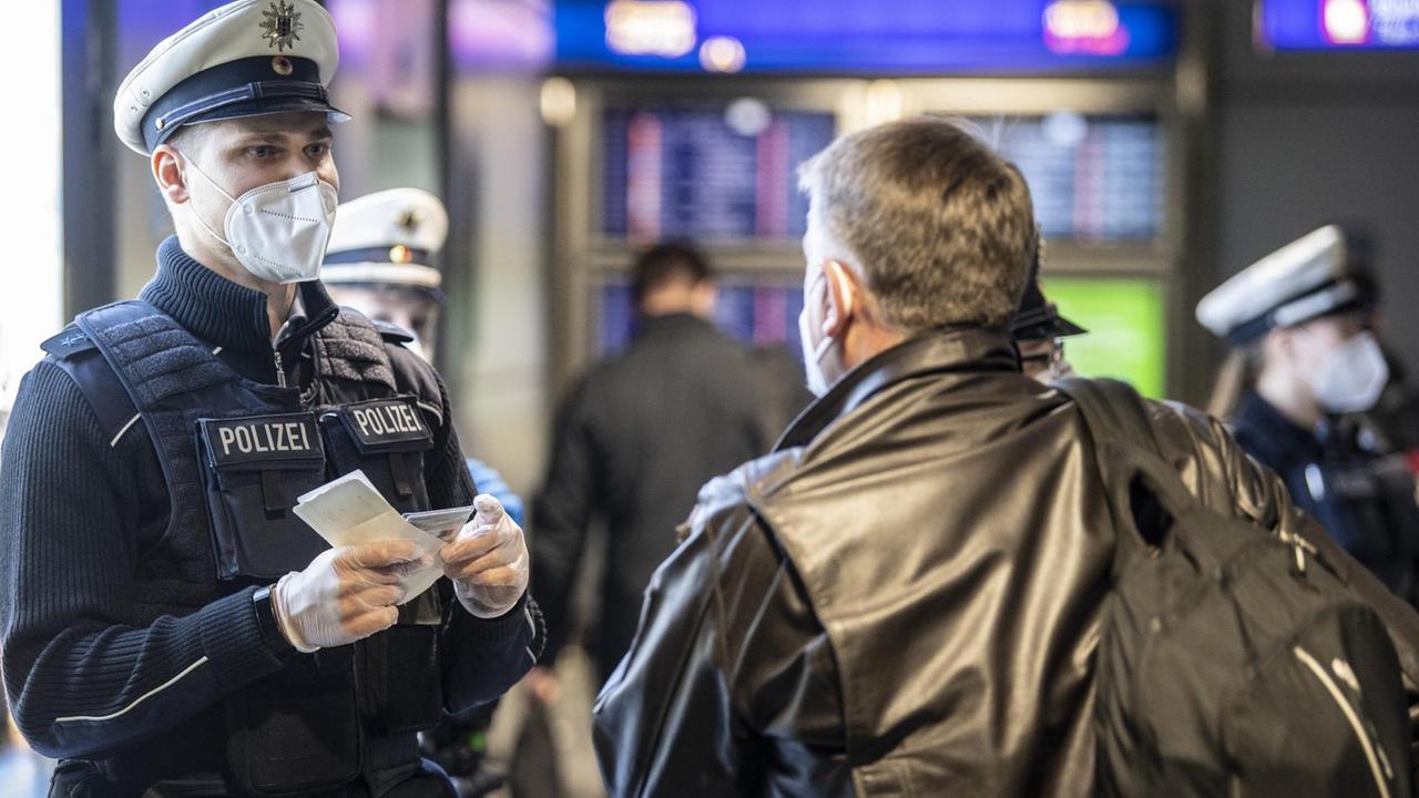 Beamte der Bundespolizei kontrollieren am Flughafen Frankfurt die Passagiere einer aus Prag gelandeten Passagiermaschine. Hintergrund ist die Entscheidung der Bundesregierung, zahlreiche Länder als Hochrisikoländer einzustufen. Wer aus einem der betroffenen Staaten nach Deutschland einreist, muss jetzt einen negativen, aktuellen Corona-Test vorweisen können.