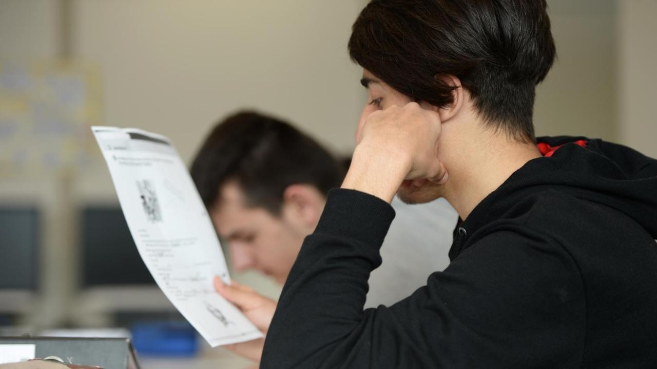 Minderjährige Flüchtlinge nehmen am 11.04.2016 in der Karl-Arnold-Schule im Kreis-Berufsschulzentrum in Biberach an der Riß (Baden-Württemberg) am Unterricht teil. Minderjährige Flüchtlinge nehmen am 11.04.2016 in der Karl-Arnold-Schule im Kreis-Berufsschulzentrum in Biberach an der Riß (Baden-Württemberg) am Unterricht teil.