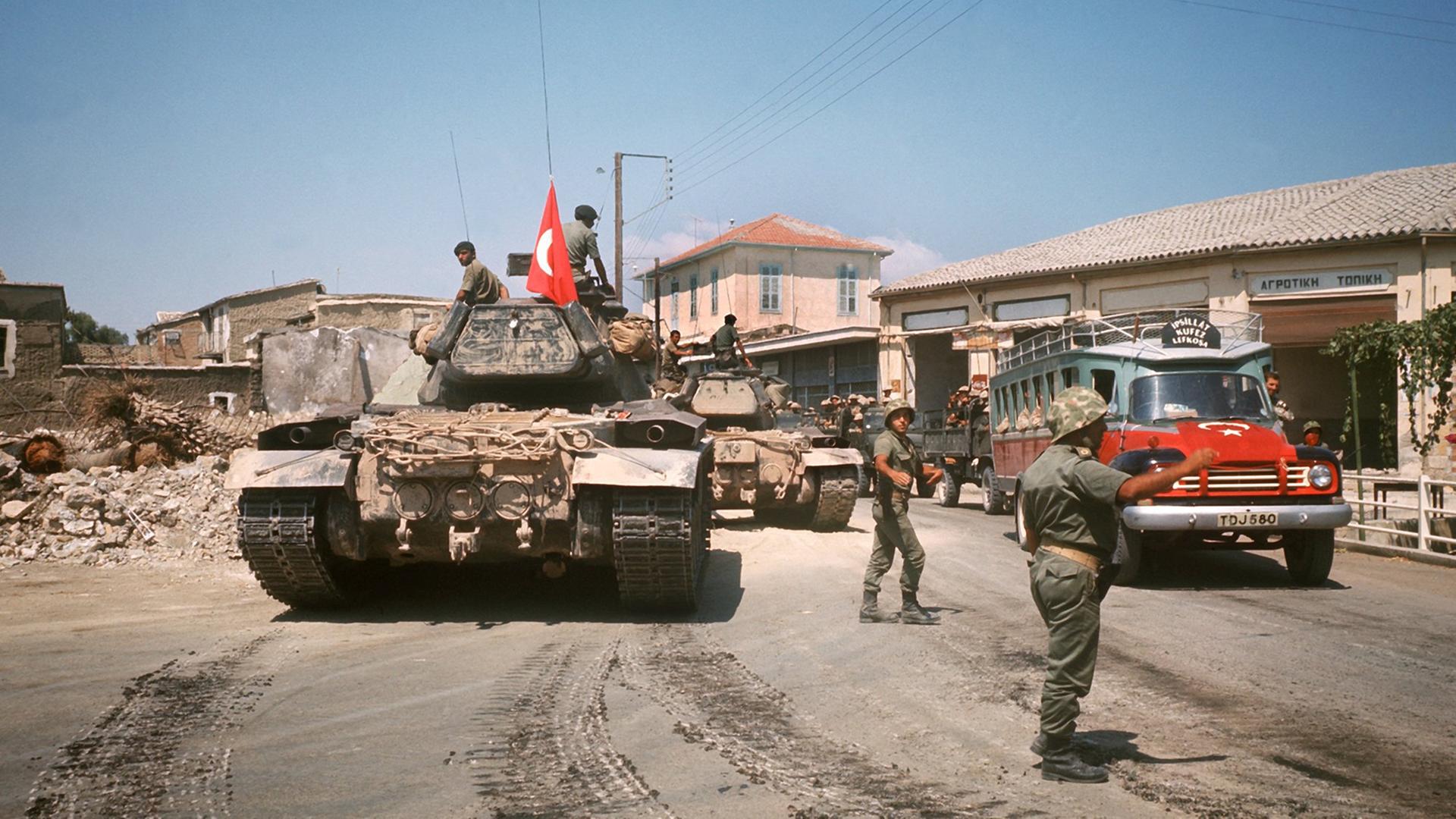 Türkische Panzer in einem Dorf im türkisch besetzten Teil der Insel, aufgenommen im August 1974. Türkische Panzer in einem Dorf im türkisch besetzten Teil der Insel, aufgenommen im August 1974.