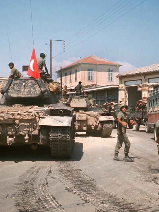 Türkische Panzer in einem Dorf im türkisch besetzten Teil der Insel, aufgenommen im August 1974.