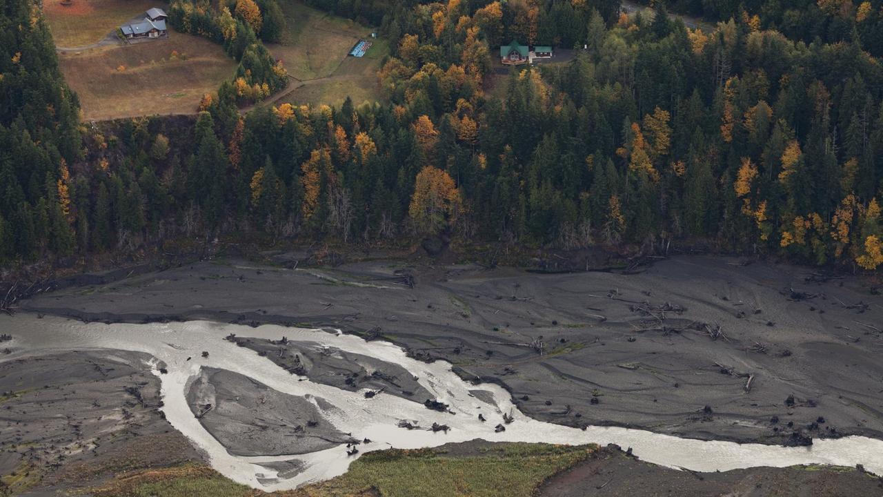 Eine Luftaufnahme des ehemaligen Lake Mills, mit kleinem Flusslauf und Schlammablagerungen Eine Luftaufnahme des ehemaligen Lake Mills, mit kleinem Flusslauf und Schlammablagerungen