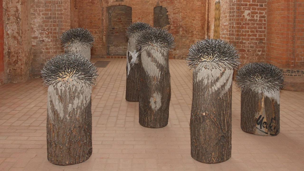Die Skulptur "Großer Wald" von Günther Uecker besteht aus Baumstämmen, in die Nägel geschlagen wurden. Aufnahme aus der St. Georgen Kirche in Wismar. Die Skulptur "Großer Wald" von Günther Uecker besteht aus Baumstämmen, in die Nägel geschlagen wurden. Aufnahme aus der St. Georgen Kirche in Wismar.
