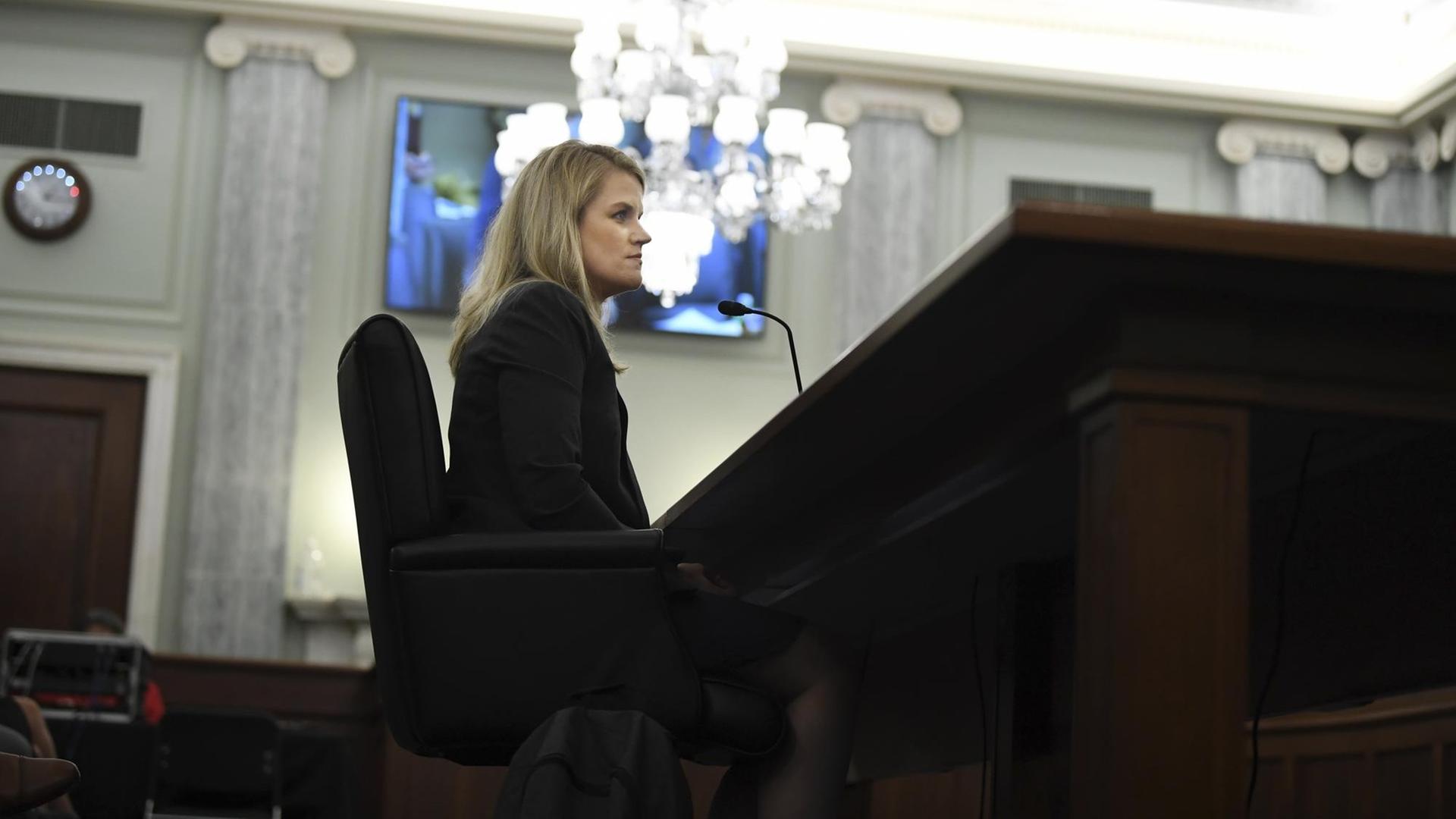 Die ehemalige Facebook-Mitarbeiterin Frances Haugen spricht bei einer Anhörung am 5. Oktober 2021 in Washington D.C. Die ehemalige Facebook-Mitarbeiterin Frances Haugen spricht bei einer Anhörung am 5. Oktober 2021 in Washington D.C.