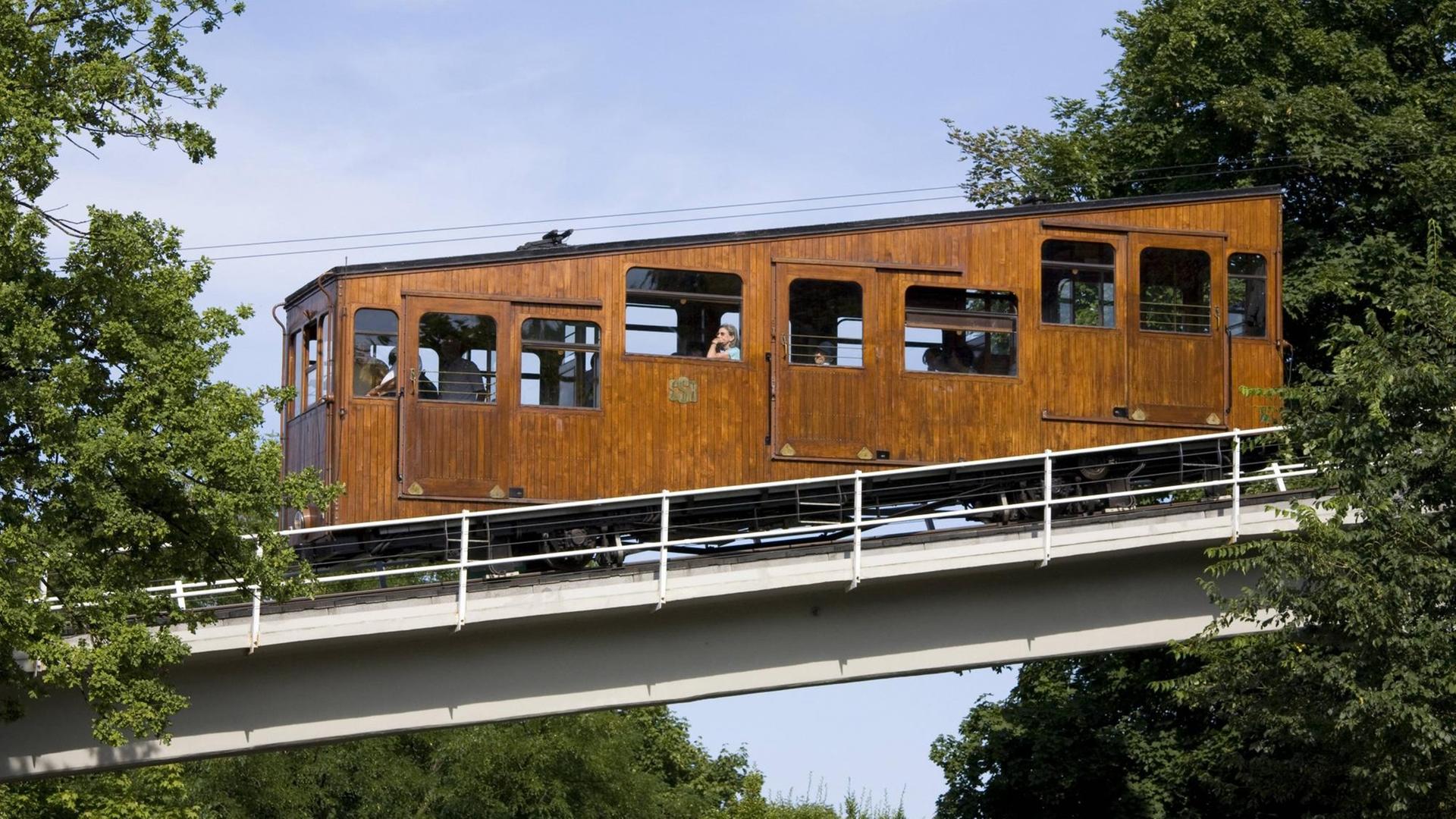 Das Foto zeigt die Standseilbahn in Stuttgart. Die Standseilbahn Stuttgart verbindet seit dem 30. Oktober 1929 den Südheimer Platz im Stadtteil Heslach (Talstation 48° 45′ 21,2″ N, 9° 8′ 32″ O) ohne Zwischenhalt mit dem Waldfriedhof im Stadtbezirk Degerloch Das Foto zeigt die Standseilbahn in Stuttgart. Die Standseilbahn Stuttgart verbindet seit dem 30. Oktober 1929 den Südheimer Platz im Stadtteil Heslach (Talstation 48° 45′ 21,2″ N, 9° 8′ 32″ O) ohne Zwischenhalt mit dem Waldfriedhof im Stadtbezirk Degerloch