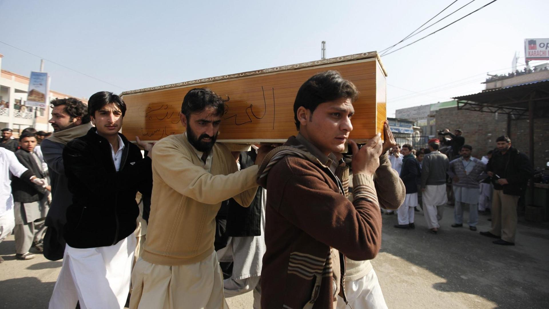 Menschen tragen den Sarg mit einem Opfer des Terroranschlags in der Bacha Khan Universität in Pakistan. Menschen tragen den Sarg mit einem Opfer des Terroranschlags in der Bacha Khan Universität in Pakistan.