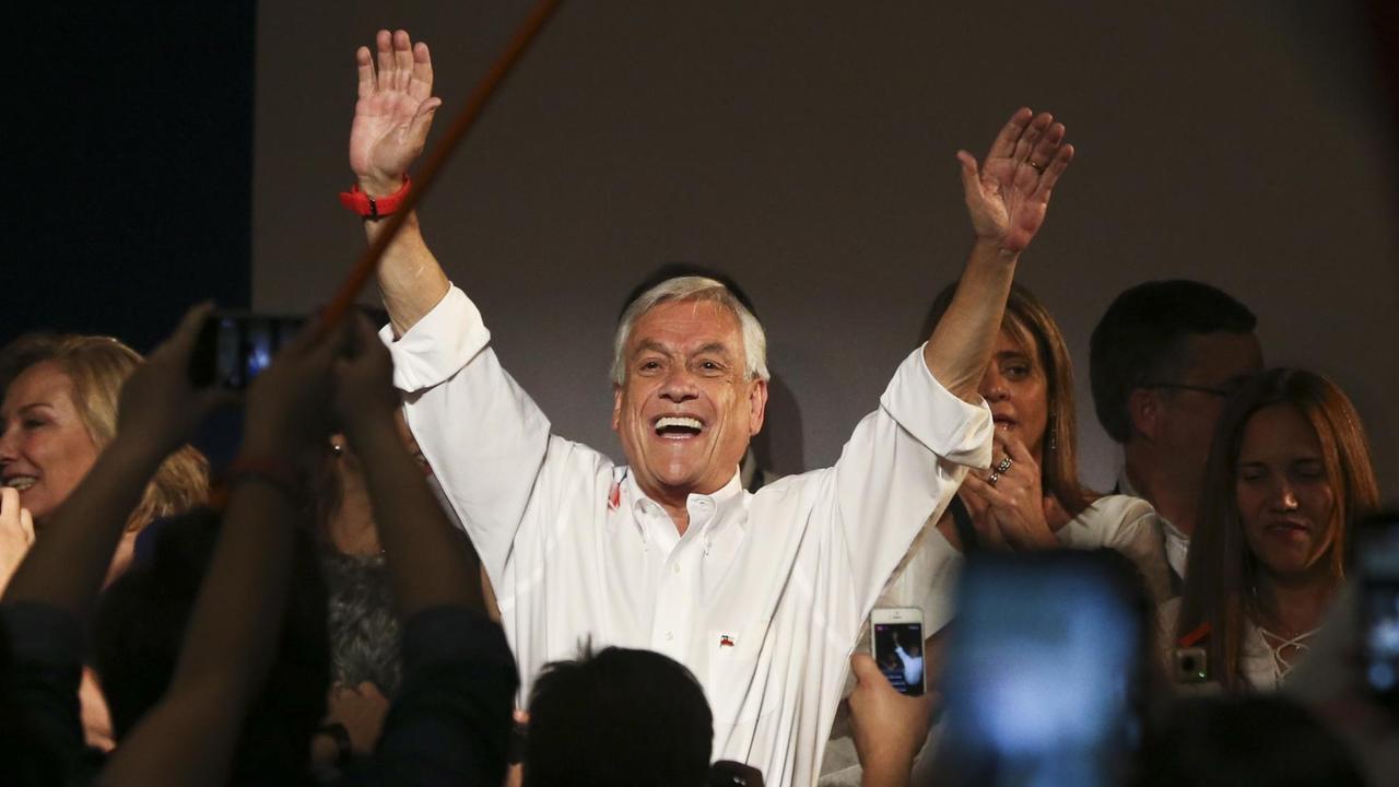 Der Kandidat der rechten Koalition «Vamos Chile», Sebastian Pinera, jubelt am 19.11.2017 in Santiago, Chile, nach ersten Hochrechnungen bei Präsidentenwahl. Piñera hat die Präsidentenwahl in Chile nach ersten Hochrechnungen klar gewonnen, allerdings die absolute Mehrheit verfehlt. Nach Auszählung von 82 Prozent der Stimmen erreichte der 67-Jährige 36,7 Prozent, für Guillier, den Bewerber der Allianz von Sozialisten, Sozialdemokraten und Kommunisten, votierten 22,6 Prozent. Zwischen den beiden Kandidaten mit den meisten Stimmen wird es am 17. Dezember zu einer Stichwahl kommen. 