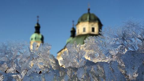 Die Basilika St. Lorenz in Kempten (Schwaben) hinter Eisblumen