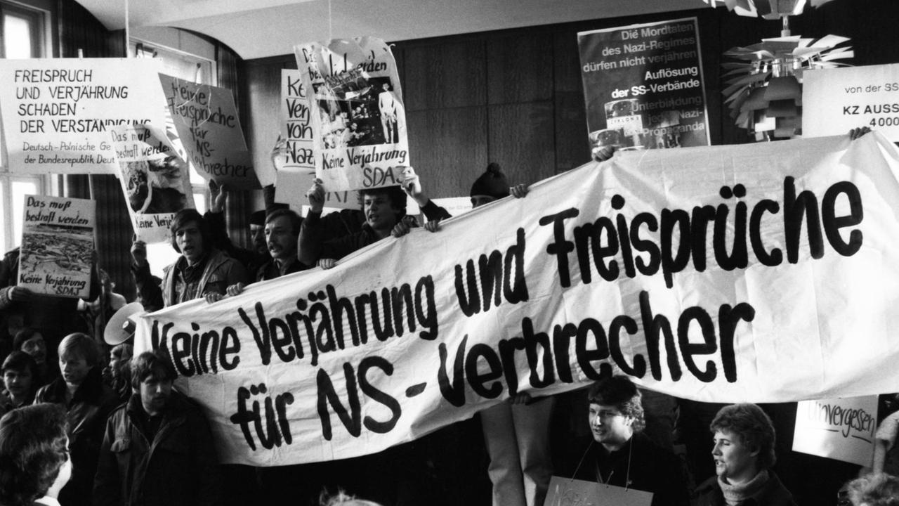 Überwiegend junge Menschen protestierten vor dem Landgericht Düsseldorf gegen die Freispruche im Majdanek-Prozess