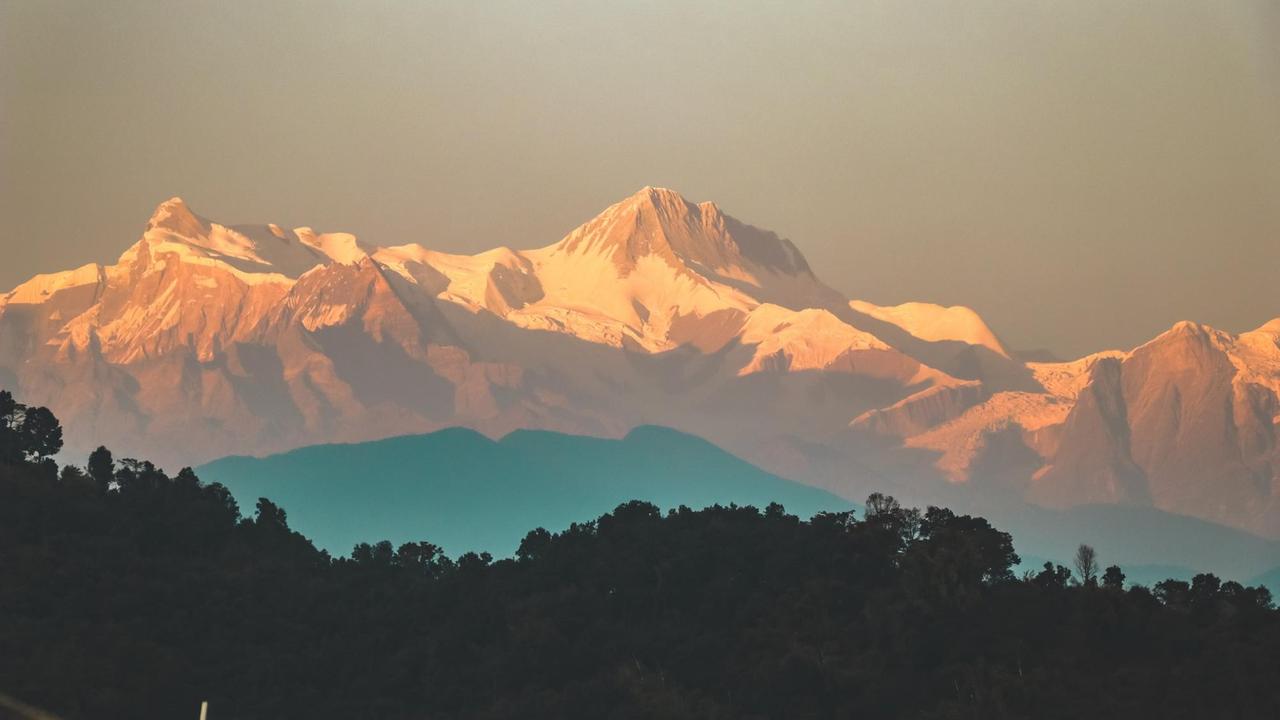 Blick von der nepalesischen Stadt Pokhara auf einen Berg im Himalaya. Blick von der nepalesischen Stadt Pokhara auf einen Berg im Himalaya.