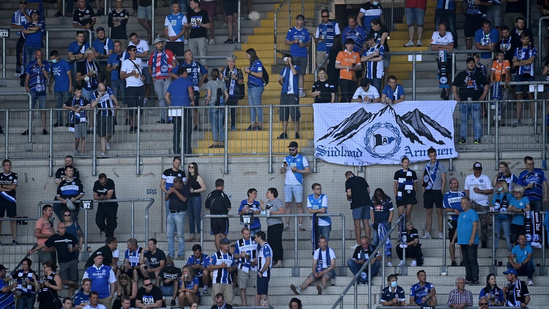 Fans von Arminia Bielefeld beim Spiel gegen den SC Freiburg Fans von Arminia Bielefeld beim Spiel gegen den SC Freiburg