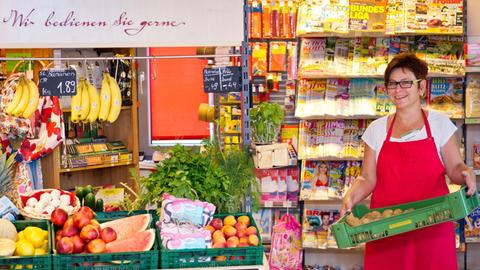 Verkäuferin Margit Pabst füllt am Mittwoch (08.08.2012) im Dorfmarkt in Simonshofen bei Lauf an der Pegnitz (Mittelfranken) den Obst- und Gemüsestand auf.
