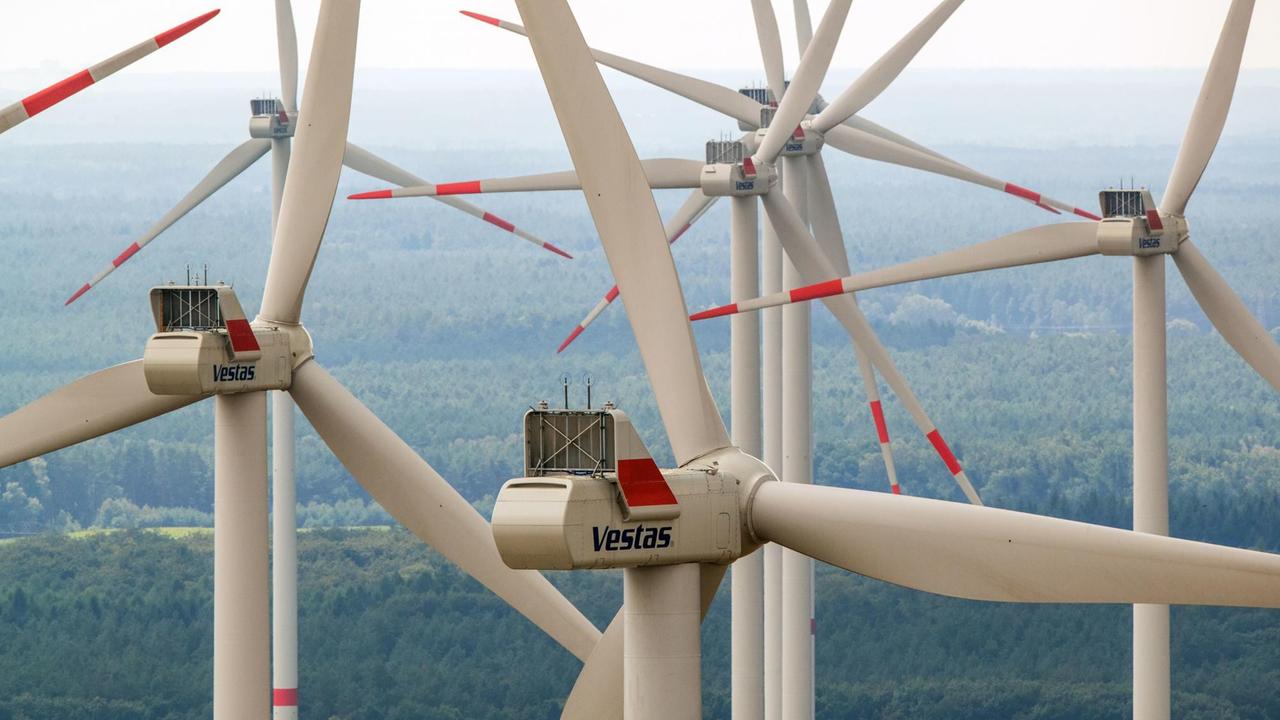 Windräder mit einer Höhe von bis zu 200 Metern drehen sich östlich von Parchim (Mecklenburg-Vorpommern). Windräder mit einer Höhe von bis zu 200 Metern drehen sich östlich von Parchim (Mecklenburg-Vorpommern).