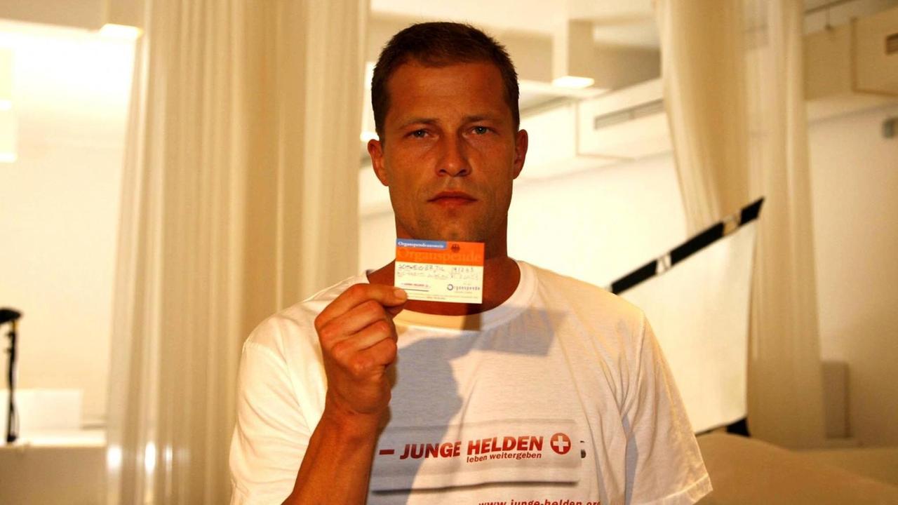 Til Schweiger mit Spenderpass Prominente warben im Berliner Club Bungaluu fuer das Thema Organspende. Til Schweiger mit Spenderpass Prominente warben im Berliner Club Bungaluu fuer das Thema Organspende.