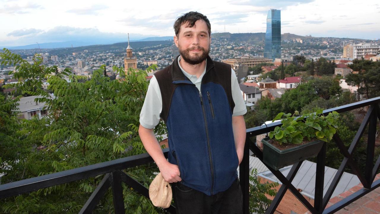 Schrifsteller Abo Iaschaghaschwili steht auf einer Beobachtungsplattform mit Blick auf Tiflis. Schrifsteller Abo Iaschaghaschwili steht auf einer Beobachtungsplattform mit Blick auf Tiflis.