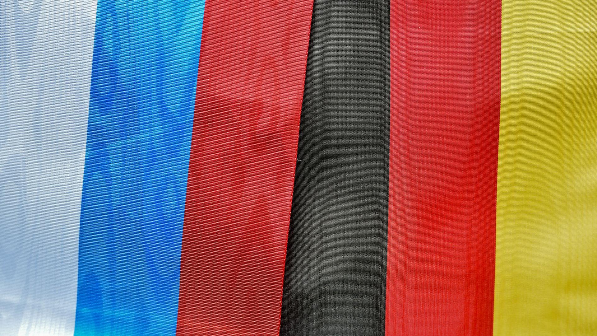 Die Staatsflaggen von Russland (l) und Deutschland sind am 30.08.2014 nebeneinander auf dem Soldatenfriedhof in Lebus (Brandenburg) zu sehen. Die Staatsflaggen von Russland (l) und Deutschland sind am 30.08.2014 nebeneinander auf dem Soldatenfriedhof in Lebus (Brandenburg) zu sehen.