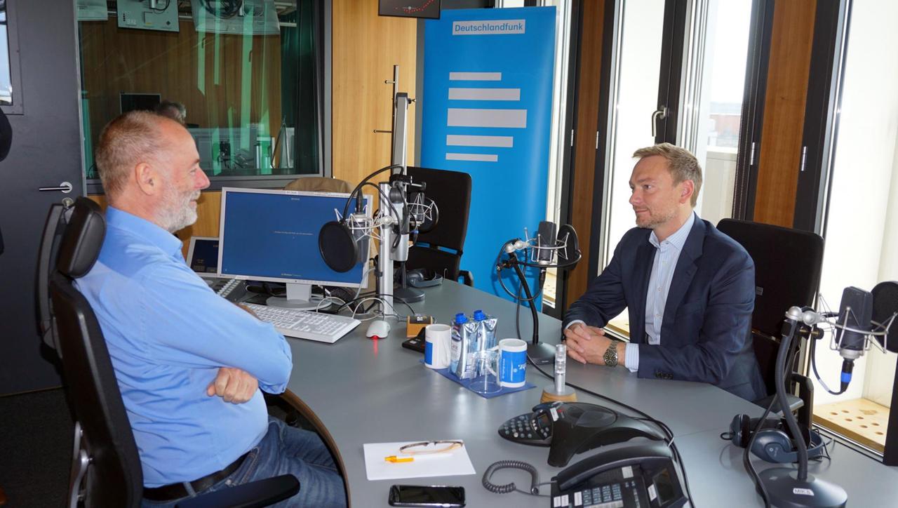 Hauptstadtstudio DLF Berlin: vlnr Klaus Remme (DLF), Christian Lindner (FDP) Hauptstadtstudio DLF Berlin: vlnr Klaus Remme (DLF), Christian Lindner (FDP)