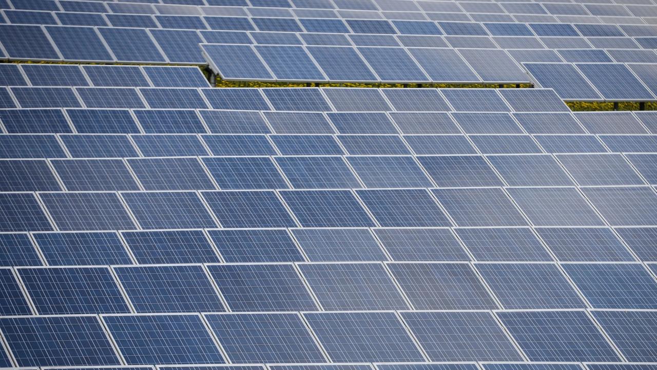 Dutzende Sonnenkollektoren stehen am in einem Solarpark des Photovoltai...</p>

                        <a href=