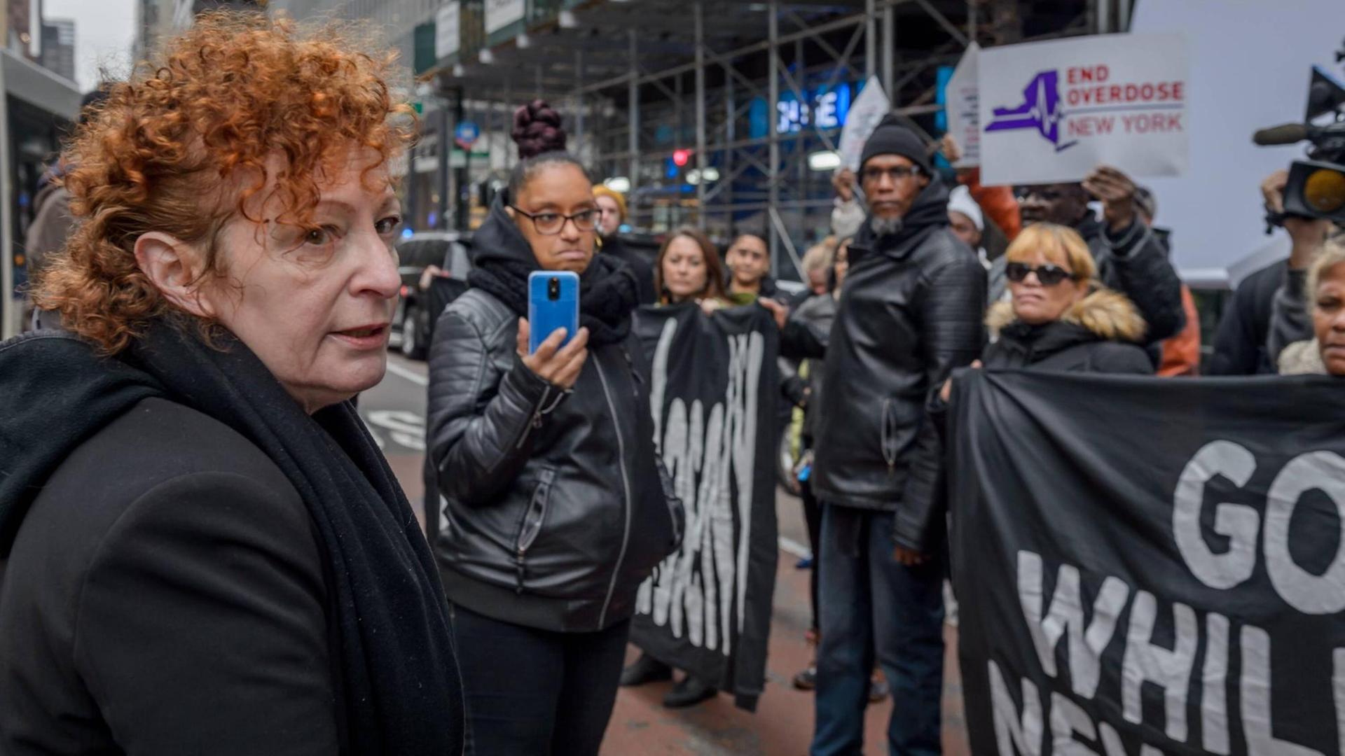 Nan Goldin im Rahmen einer "End Overdose Crisis" vor dem Büro des New Yorker Gouverneurs Cuomo. Nan Goldin im Rahmen einer "End Overdose Crisis" vor dem Büro des New Yorker Gouverneurs Cuomo.