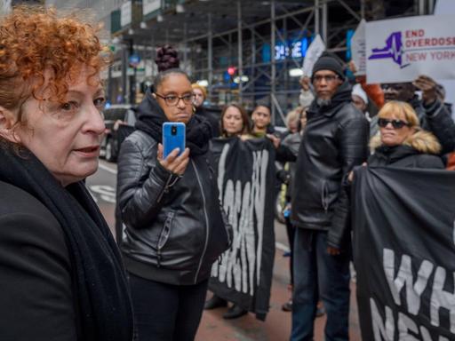 Nan Goldin im Rahmen einer "End Overdose Crisis" vor dem Büro des New Yorker Gouverneurs Cuomo.