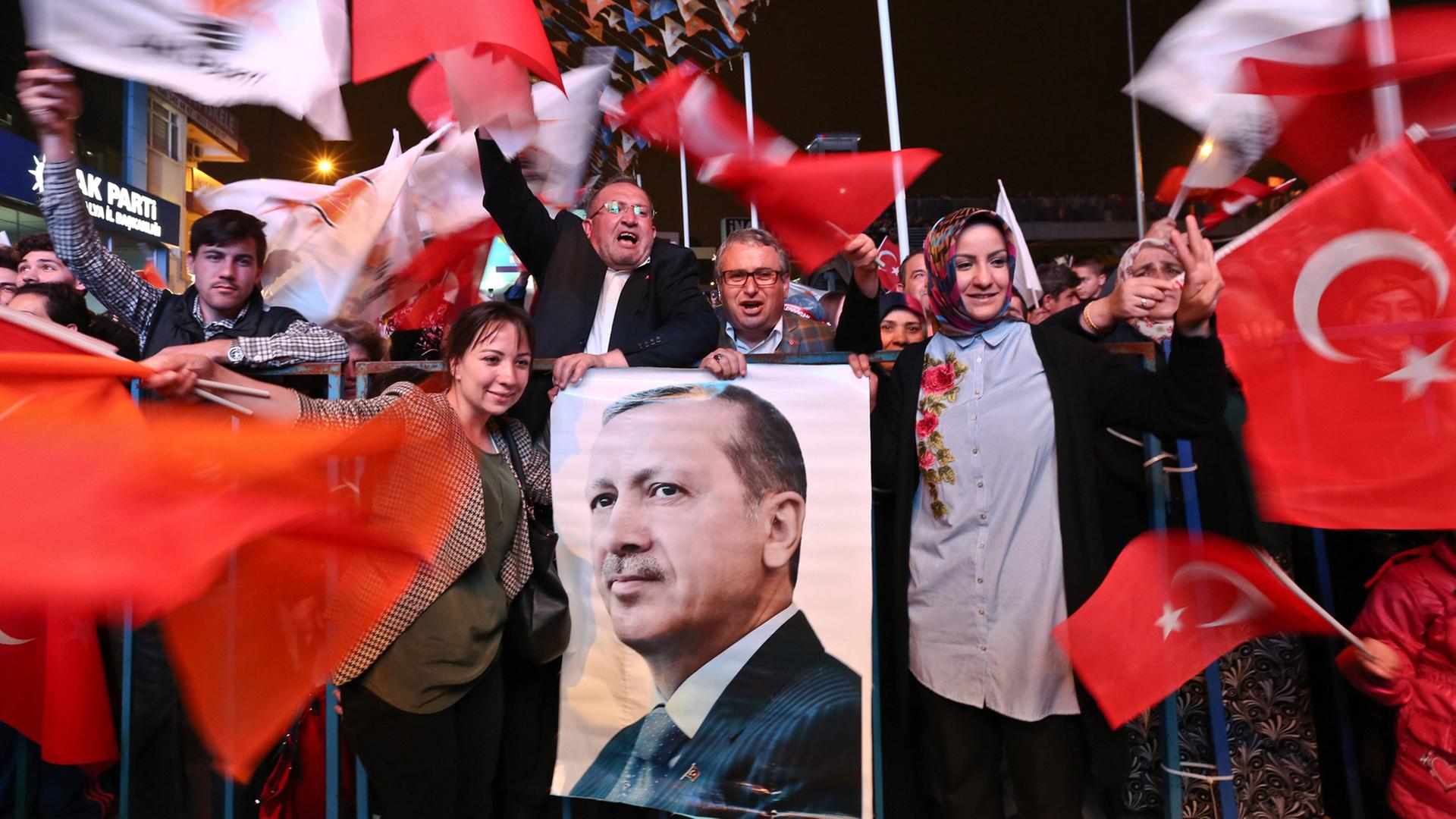Erdogan-Anhänger feiern ihren Sieg am 16. April 2017. Erdogan-Anhänger feiern ihren Sieg am 16. April 2017.