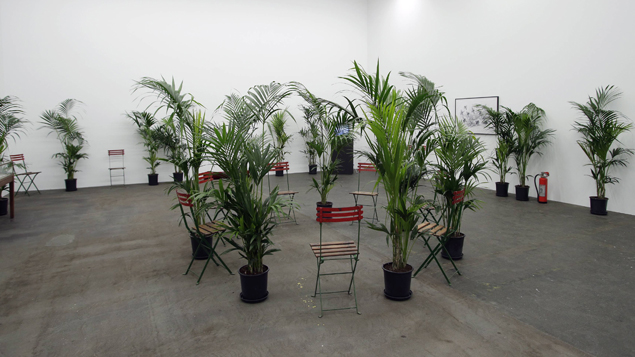 Eine Installation des Künstlers Marcel Broodthaers in der Ausstellung "Moving is in every direction" im Hamburger Bahnhof. Eine Installation des Künstlers Marcel Broodthaers in der Ausstellung "Moving is in every direction" im Hamburger Bahnhof.