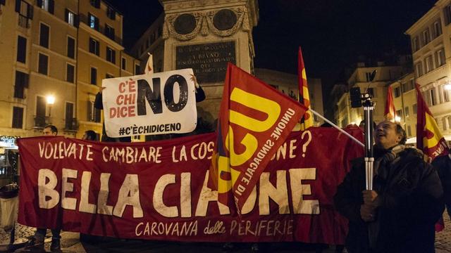 Demonstranten in Rom jubeln über das Nein gegen das Referendum.