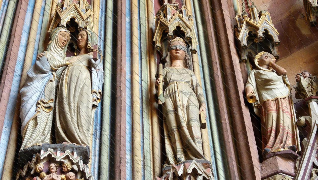 Figuren am Portal der Vorhalle des Freiburger Münsters Figuren am Portal der Vorhalle des Freiburger Münsters