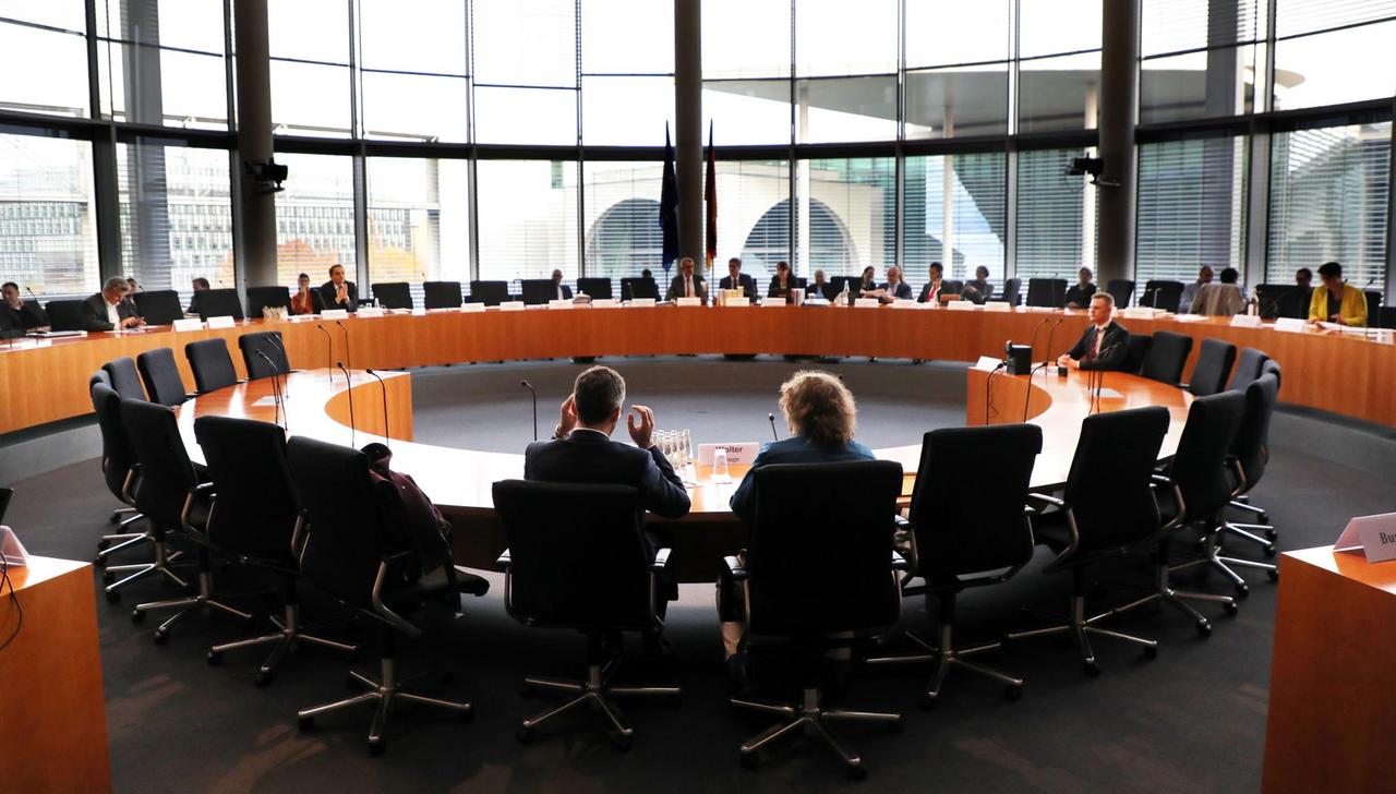 08.11.2018, Berlin: Zeugen warten auf den Beginn der öffentlichen Sitzung des Amri-Untersuchungsausschusses des Bundestags im Paul-Löbe-Haus. Der Untersuchungsausschuss soll klären, warum die Sicherheitsbehörden den Terroranschlag auf den Weihnachtsmarkt am Breitscheidplatz am 19.12.2016 nicht verhindert haben. Foto: Wolfgang Kumm/dpa | Verwendung weltweit 08.11.2018, Berlin: Zeugen warten auf den Beginn der öffentlichen Sitzung des Amri-Untersuchungsausschusses des Bundestags im Paul-Löbe-Haus. Der Untersuchungsausschuss soll klären, warum die Sicherheitsbehörden den Terroranschlag auf den Weihnachtsmarkt am Breitscheidplatz am 19.12.2016 nicht verhindert haben. Foto: Wolfgang Kumm/dpa | Verwendung weltweit