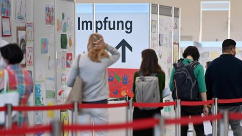 Impfwillige stehen Schlange und warten auf ihre Impfung.