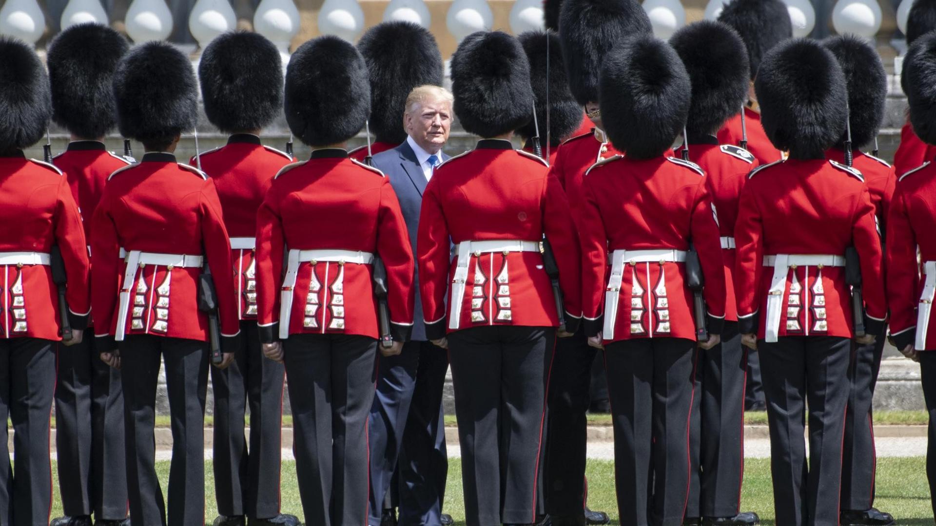 US-Präsident Donald Trump steht am 3. Juni 2019 zwischen Soldaten des Buckingham Palast