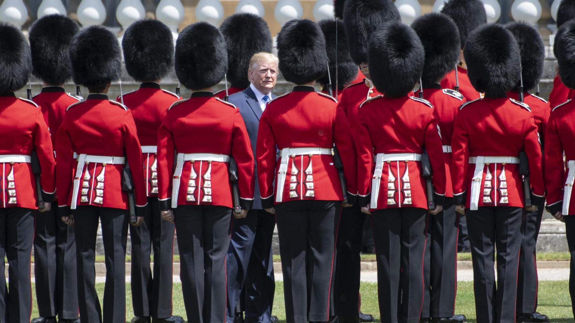 US-Präsident Donald Trump steht am 3. Juni 2019 zwischen Soldaten des Buckingham Palast US-Präsident Donald Trump steht am 3. Juni 2019 zwischen Soldaten des Buckingham Palast