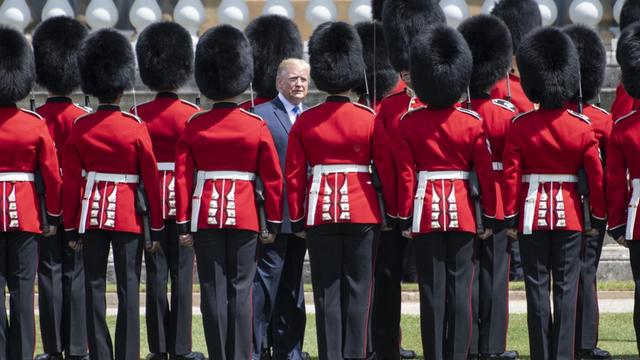 US-Präsident Donald Trump steht am 3. Juni 2019 zwischen Soldaten des Buckingham Palast