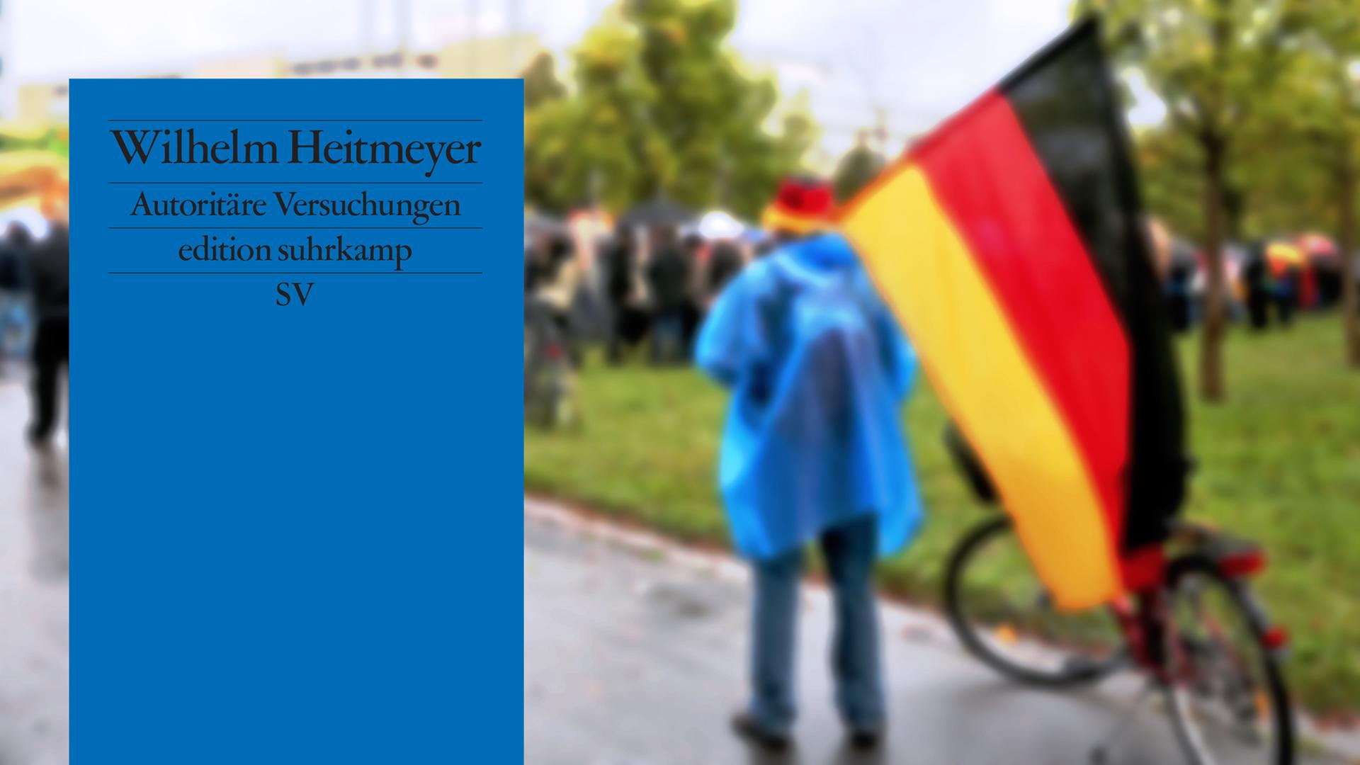 Cover "Wilhelm Heitmeyer: Autoritäre Versuchungen" vor dem Hintergrund eines Demonstranten bei einer Demo Cover "Wilhelm Heitmeyer: Autoritäre Versuchungen" vor dem Hintergrund eines Demonstranten bei einer Demo