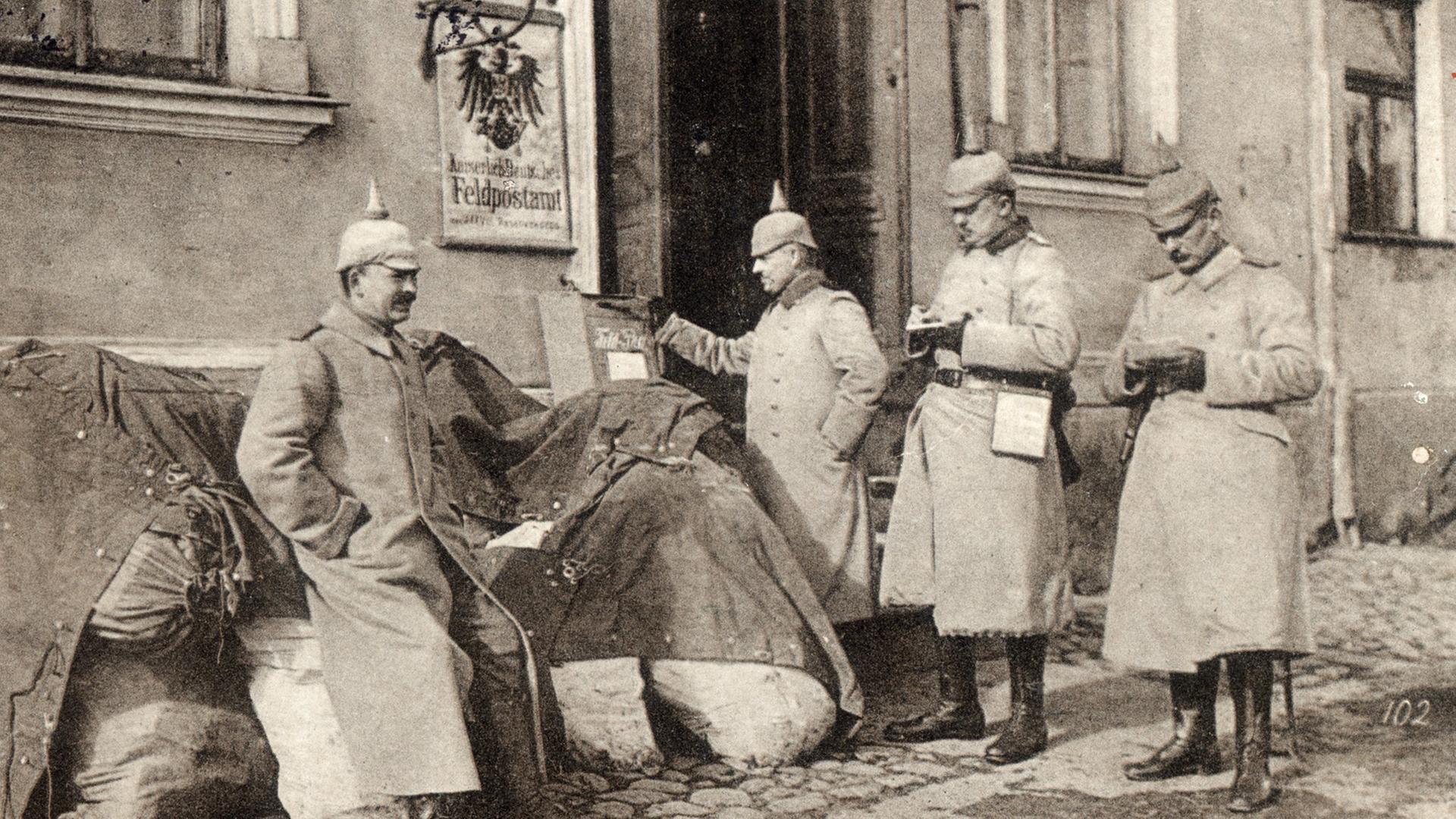 Deutsche Soldaten um 1914 vor einem Feldpostamt - Auf dem 50. Deutschen Historikertag steht der Erste Weltkrieg wieder mit auf dem Programm. Deutsche Soldaten um 1914 vor einem Feldpostamt - Auf dem 50. Deutschen Historikertag steht der Erste Weltkrieg wieder mit auf dem Programm.