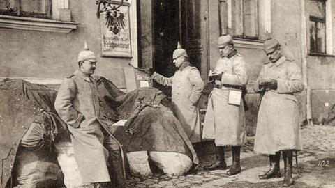 Deutsche Soldaten um 1914 vor einem Feldpostamt.