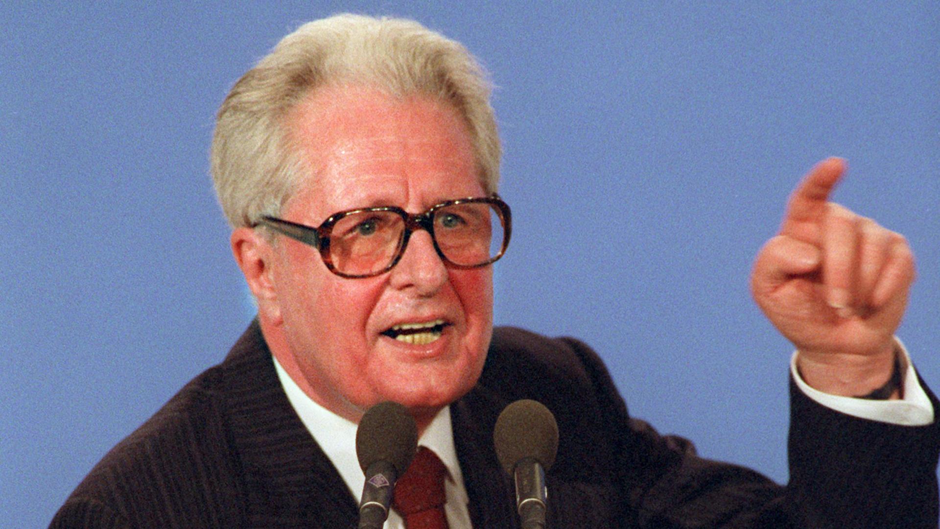 Der SPD-Vorsitzende Hans-Jochen Vogel während seiner Rede am 18.12.1989 auf dem Programm-Parteitag der SPD im Internationalen Congress Centrum Berlin. Der SPD-Vorsitzende Hans-Jochen Vogel während seiner Rede am 18.12.1989 auf dem Programm-Parteitag der SPD im Internationalen Congress Centrum Berlin.