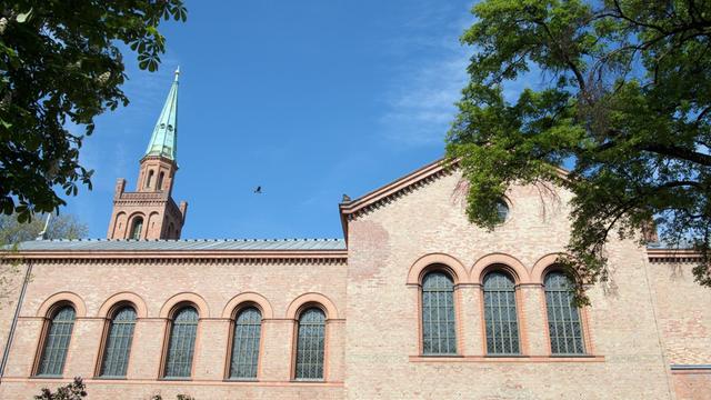 Die Kirche St. Johannes, aufgenommen am 12.05.2017 in Berlin. Die Evangelische Kirchengemeinde Tiergarten in Berlin Moabit vermietet seit dem 1. Juni 2017 den derzeit nicht genutzten Gemeinderaum nach der Renovierung an die liberale Ibn Rushd-Goethe Moschee gGmbH