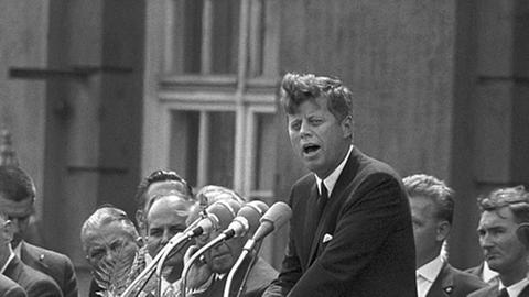 US-Präsident John F. Kennedy spricht vor dem Rathaus Schöneberg den historischen Satz: "Ich bin ein Berliner" (26. Juni 1963)