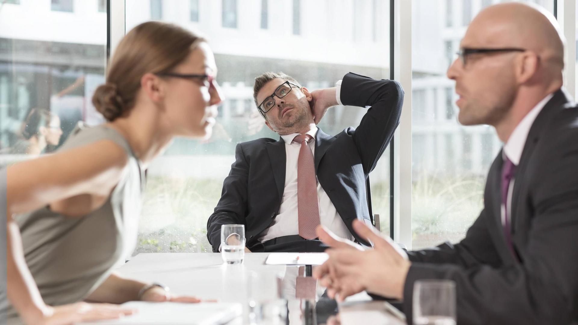 Drei Menschen in Arbeitskleidung streiten. Drei Menschen in Arbeitskleidung streiten.
