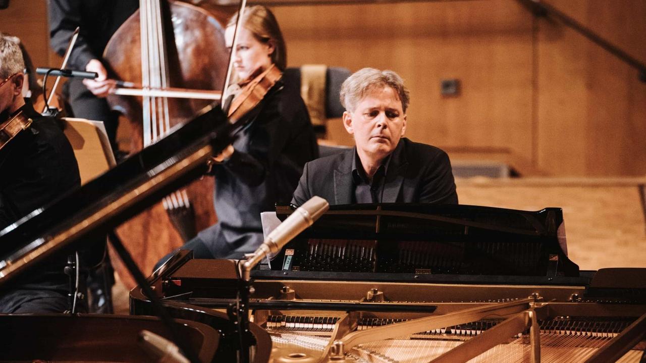 Der Pianist sitzt während eines Konzertes am Klavier Der Pianist sitzt während eines Konzertes am Klavier