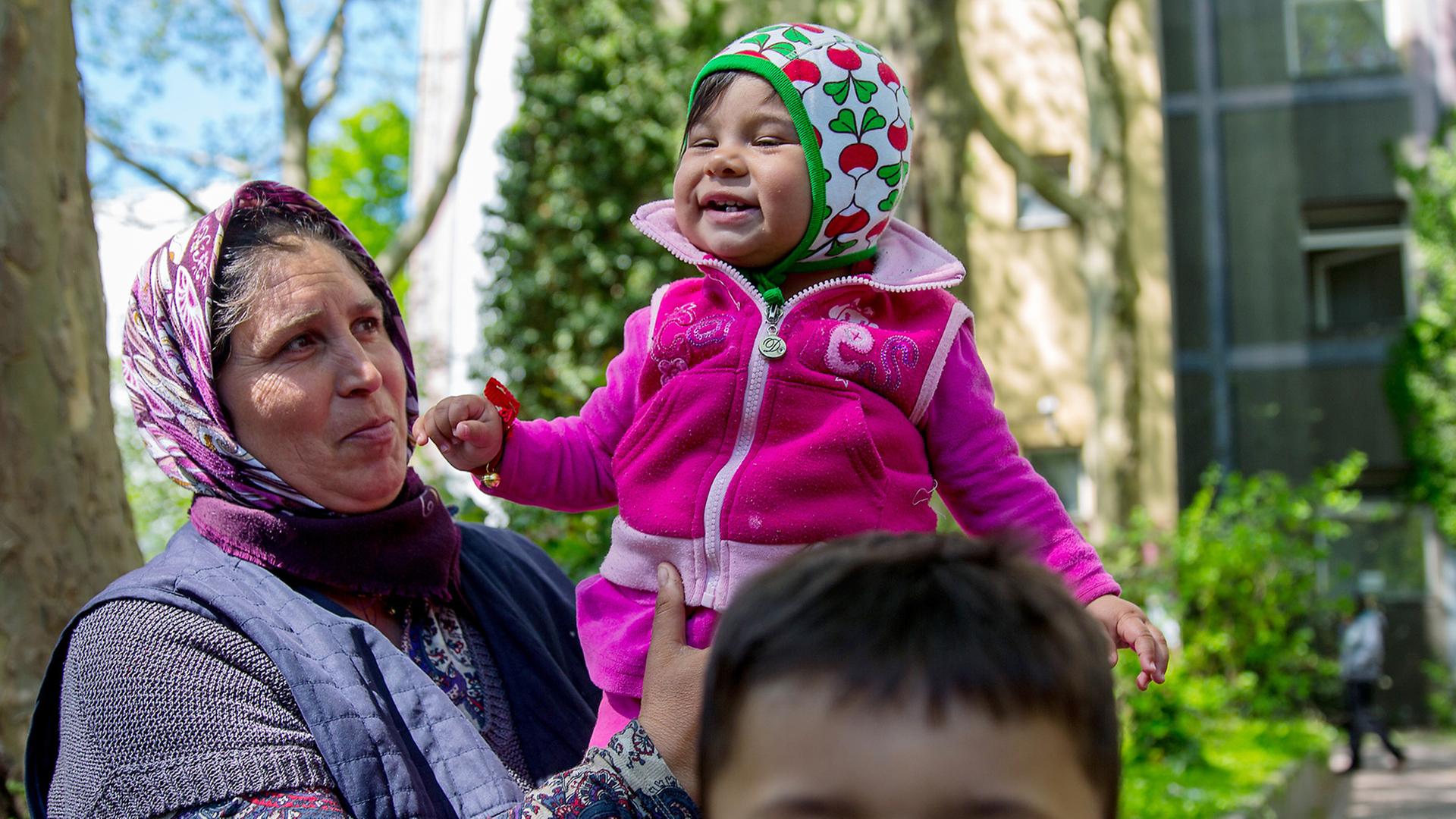 Eine Roma-Familie auf dem Gelände eines Berliner Flüchtlingsquartiers.
